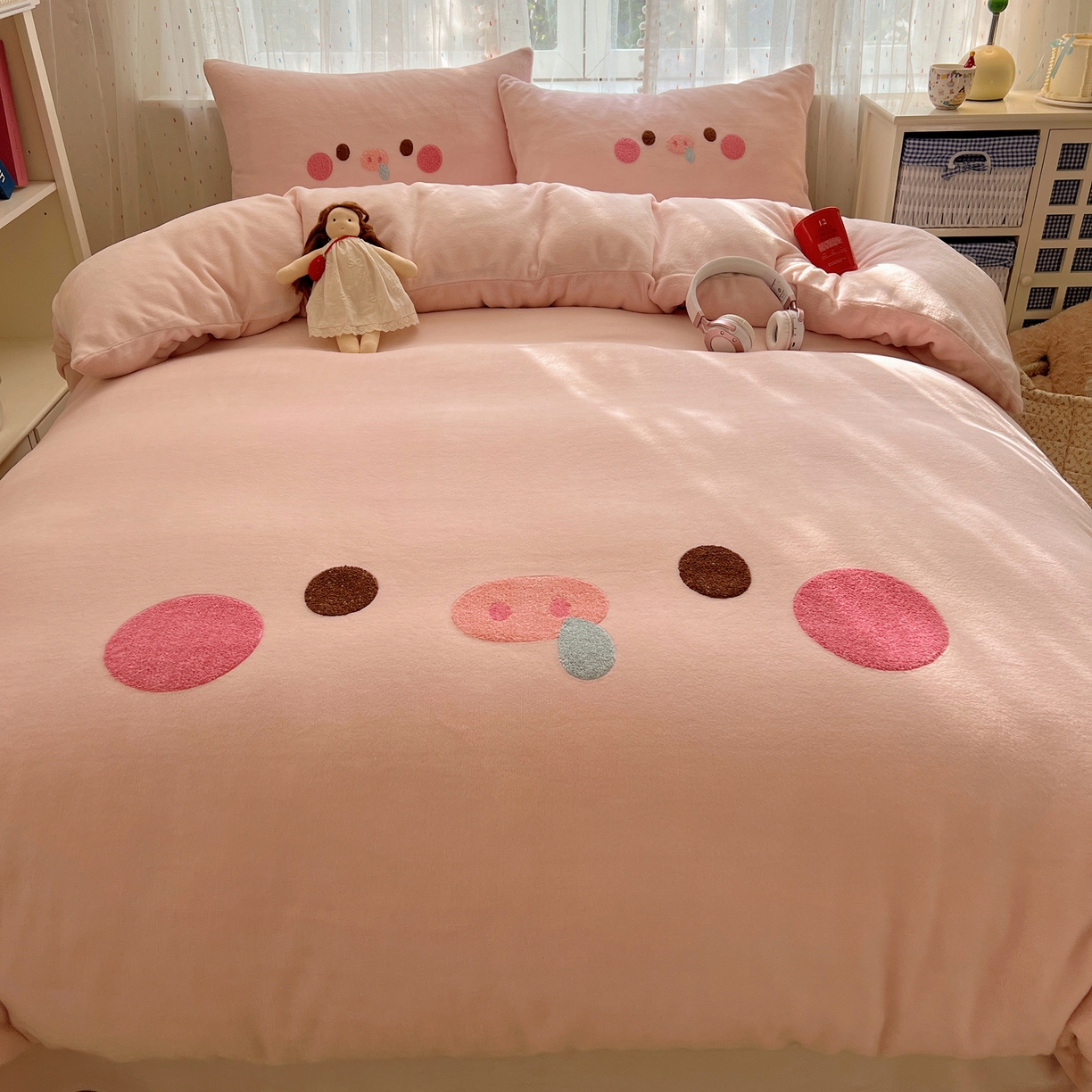 91家纺网 家纺一手货源 找家纺 顾里家纺 2025新款可爱表情包毛巾绣牛奶绒四件套 小粉猪