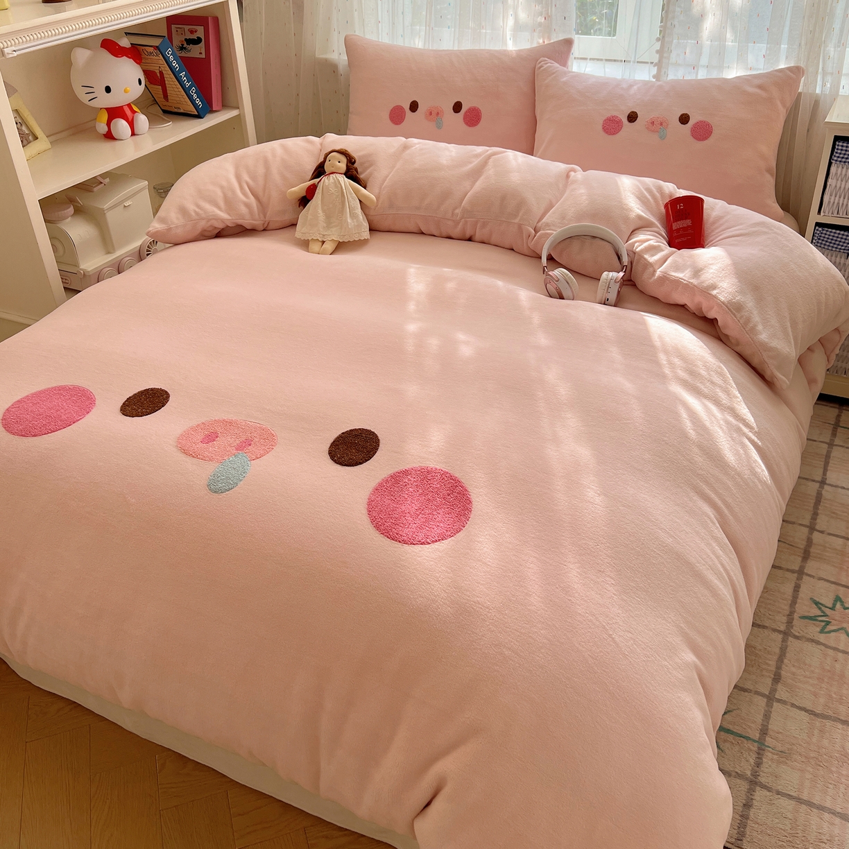 91家纺网 家纺一手货源 找家纺 顾里家纺 2025新款可爱表情包毛巾绣牛奶绒四件套 小粉猪