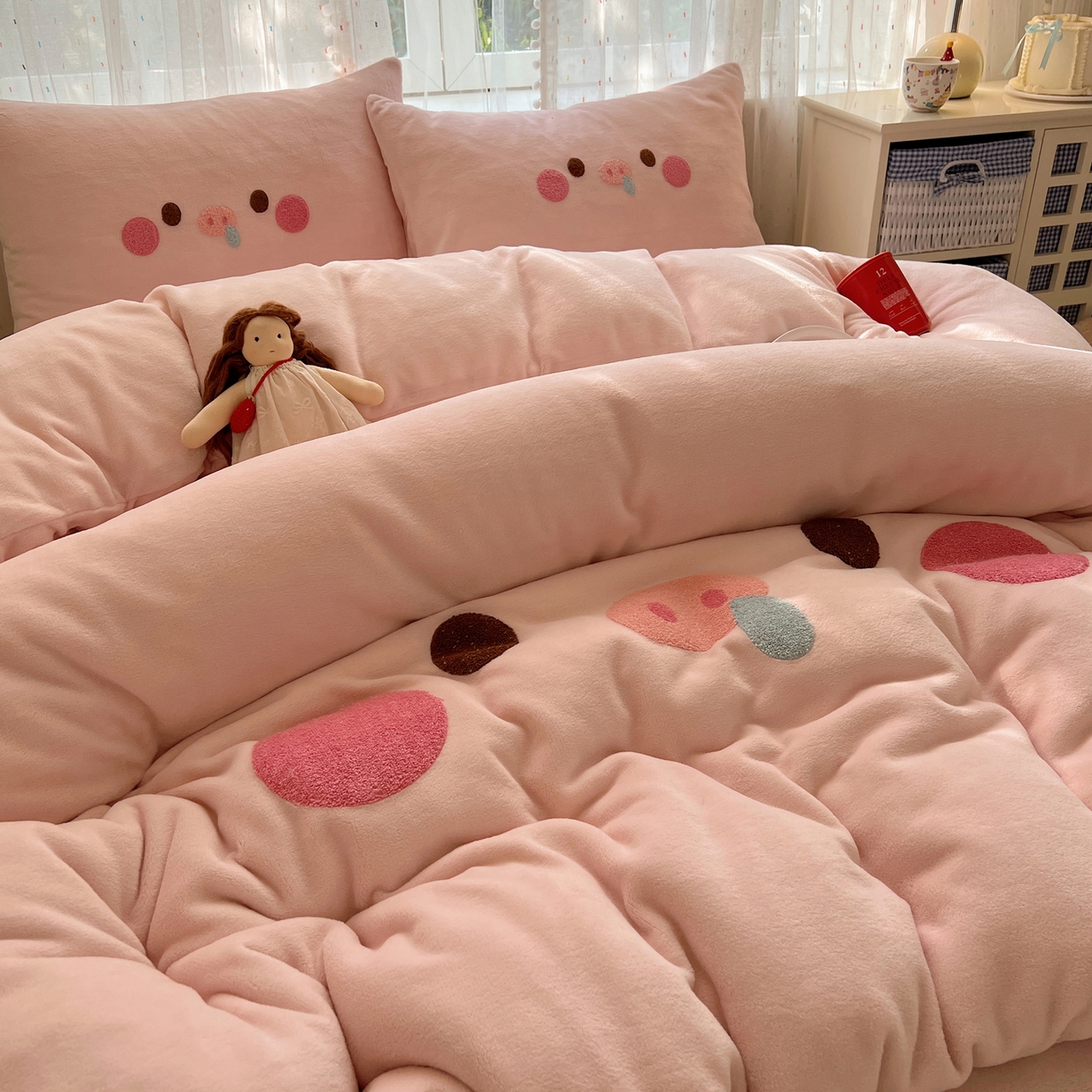 91家纺网 家纺一手货源 找家纺 顾里家纺 2025新款可爱表情包毛巾绣牛奶绒四件套 小粉猪