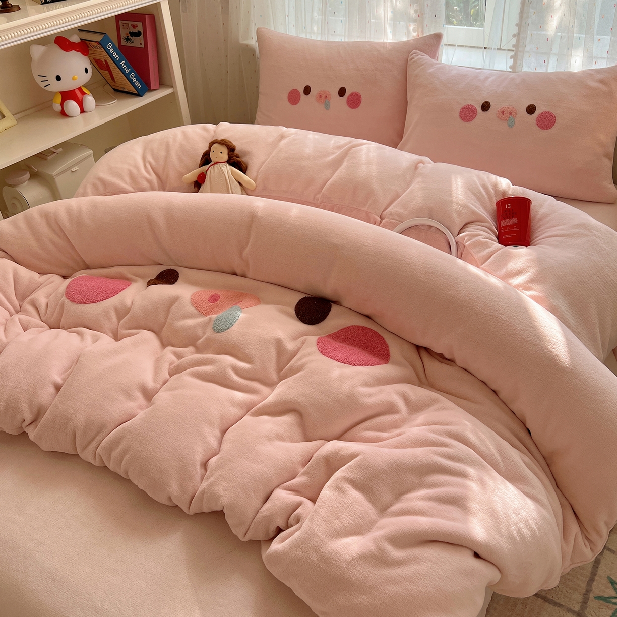 91家纺网 家纺一手货源 找家纺 顾里家纺 2025新款可爱表情包毛巾绣牛奶绒四件套 小粉猪