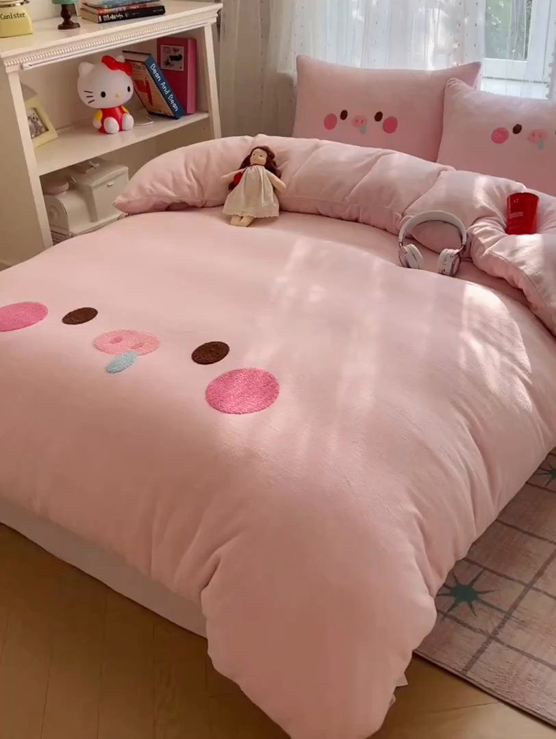 91家纺网 家纺一手货源 找家纺 顾里家纺 2025新款可爱表情包毛巾绣牛奶绒四件套 小粉猪