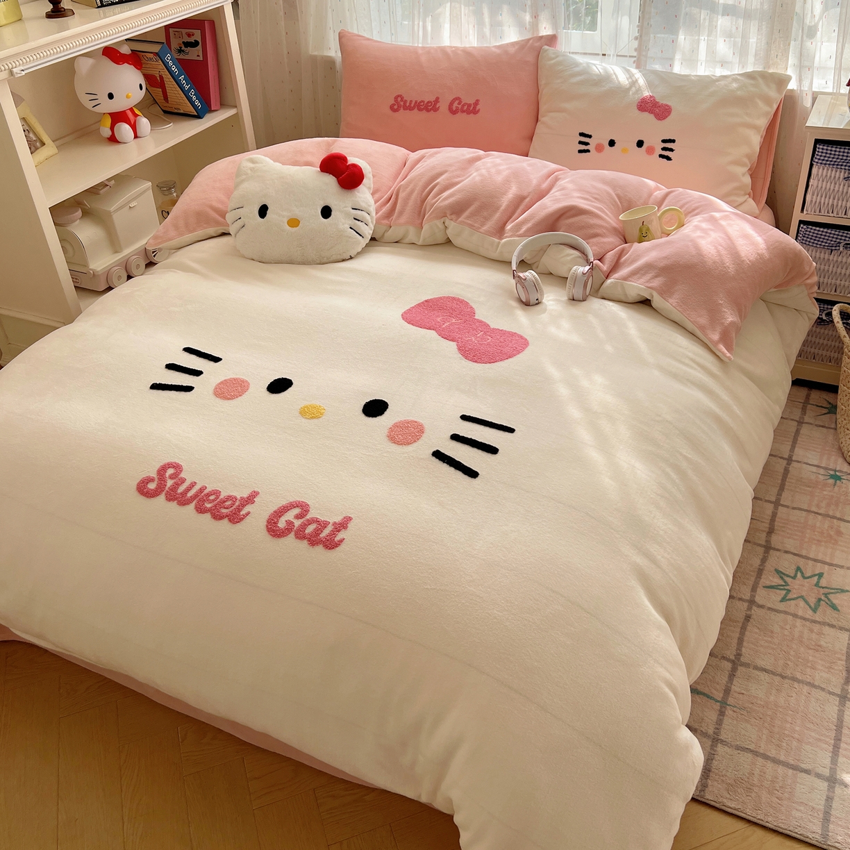 91家纺网 家纺一手货源 找家纺 顾里家纺 2025新款可爱表情包毛巾绣牛奶绒四件套 小甜猫