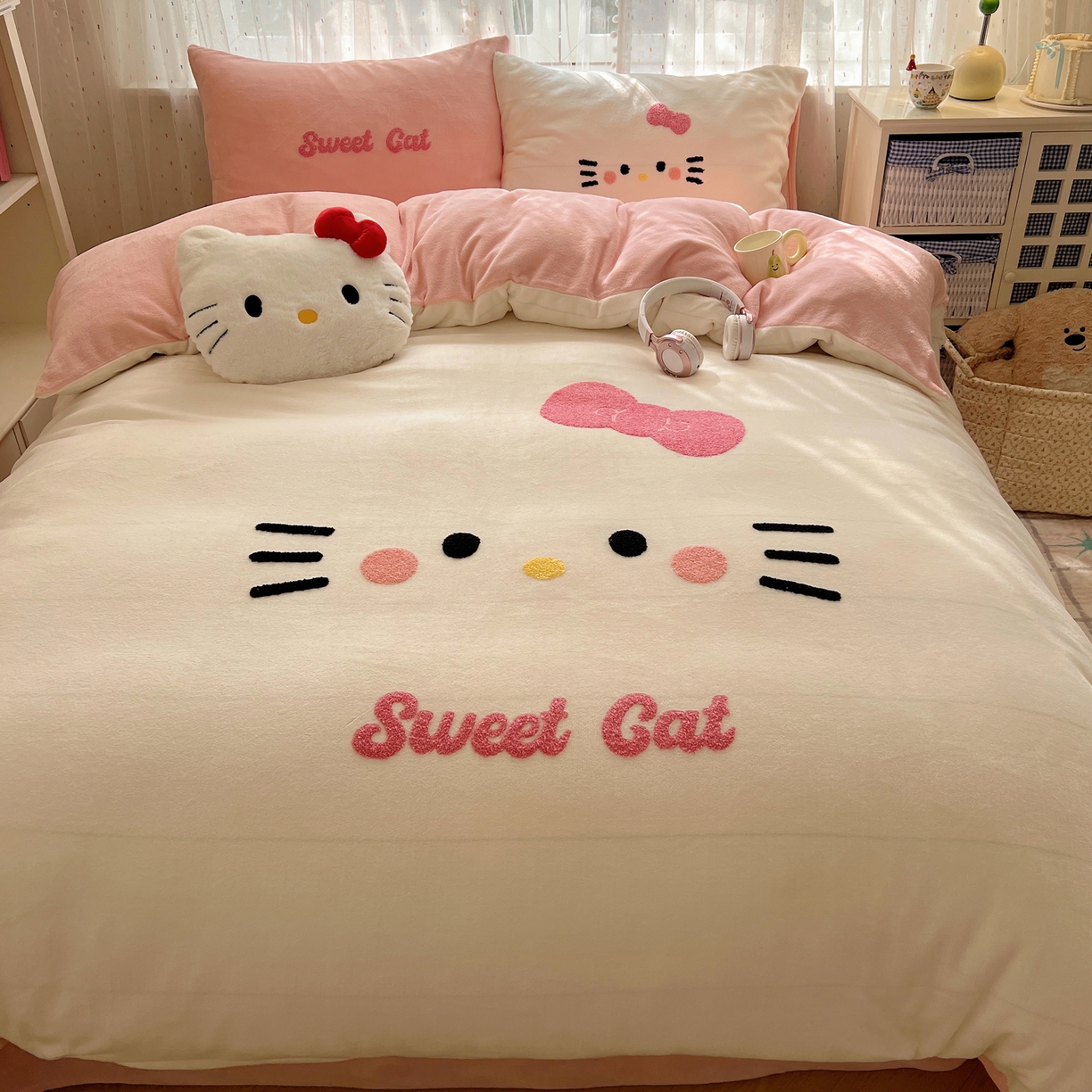 91家纺网 家纺一手货源 找家纺 顾里家纺 2025新款可爱表情包毛巾绣牛奶绒四件套 小甜猫
