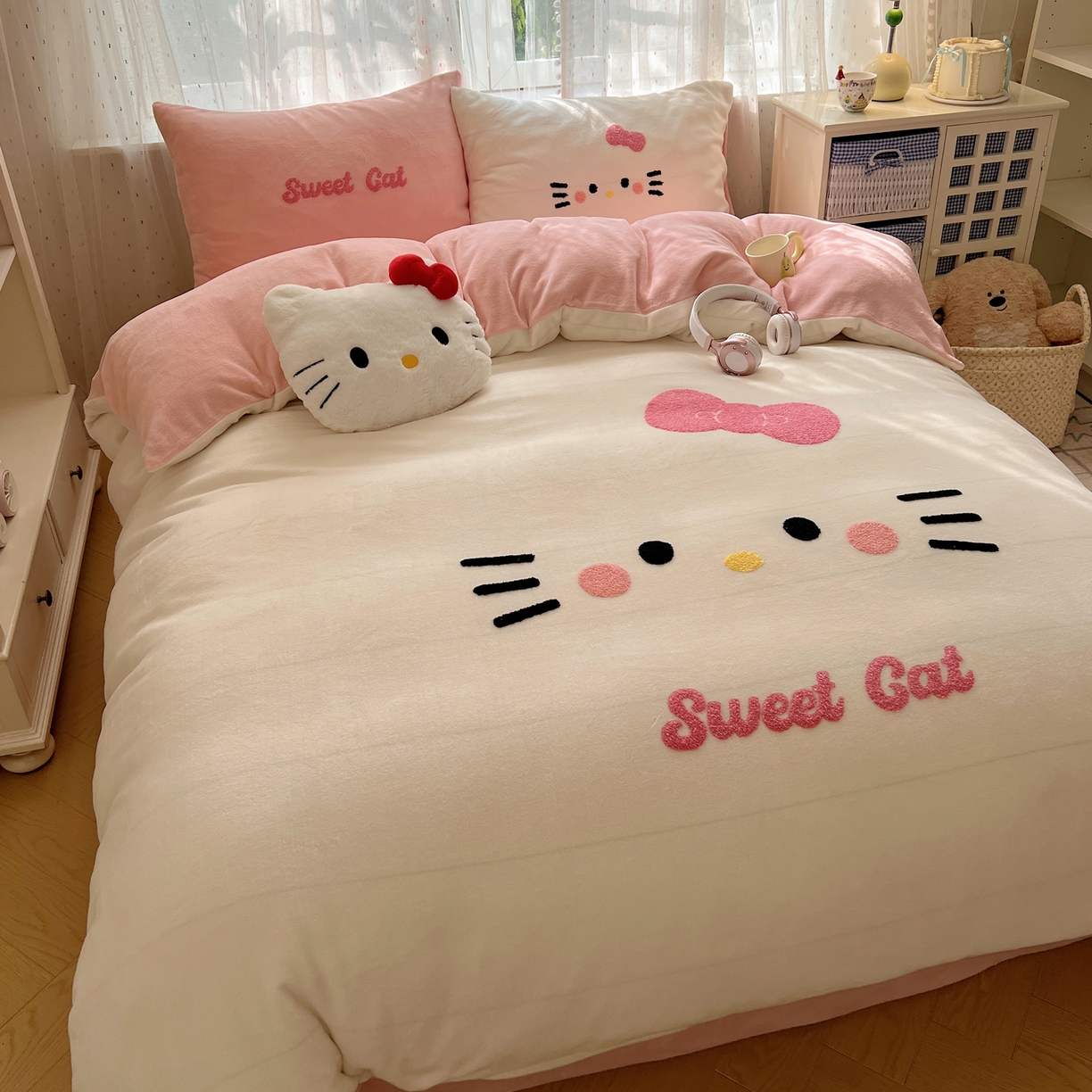 91家纺网 家纺一手货源 找家纺 顾里家纺 2025新款可爱表情包毛巾绣牛奶绒四件套 小甜猫