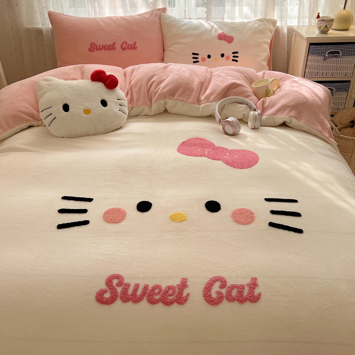 91家纺网 家纺一手货源 找家纺 顾里家纺 2025新款可爱表情包毛巾绣牛奶绒四件套 小甜猫