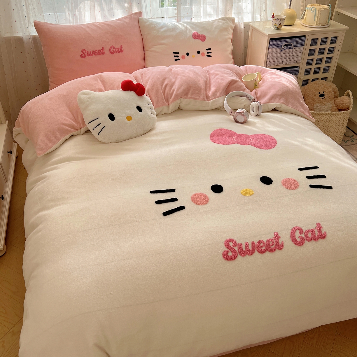 91家纺网 家纺一手货源 找家纺 顾里家纺 2025新款可爱表情包毛巾绣牛奶绒四件套 小甜猫