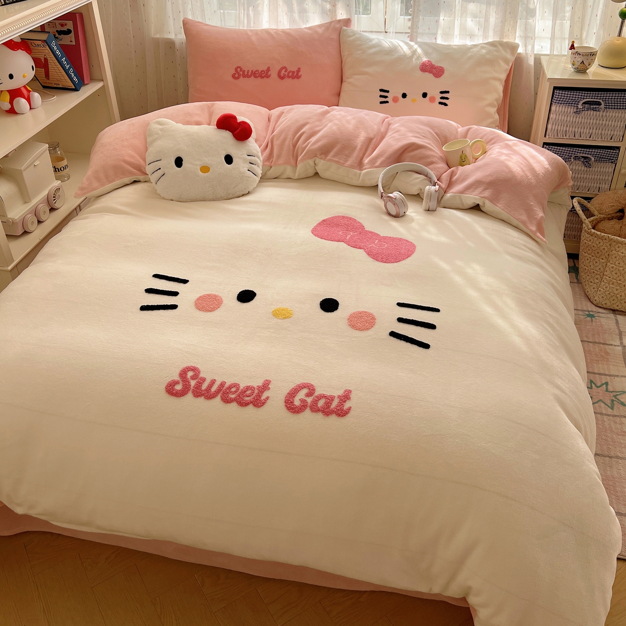 91家纺网 家纺一手货源 找家纺 顾里家纺 2025新款可爱表情包毛巾绣牛奶绒四件套 小甜猫
