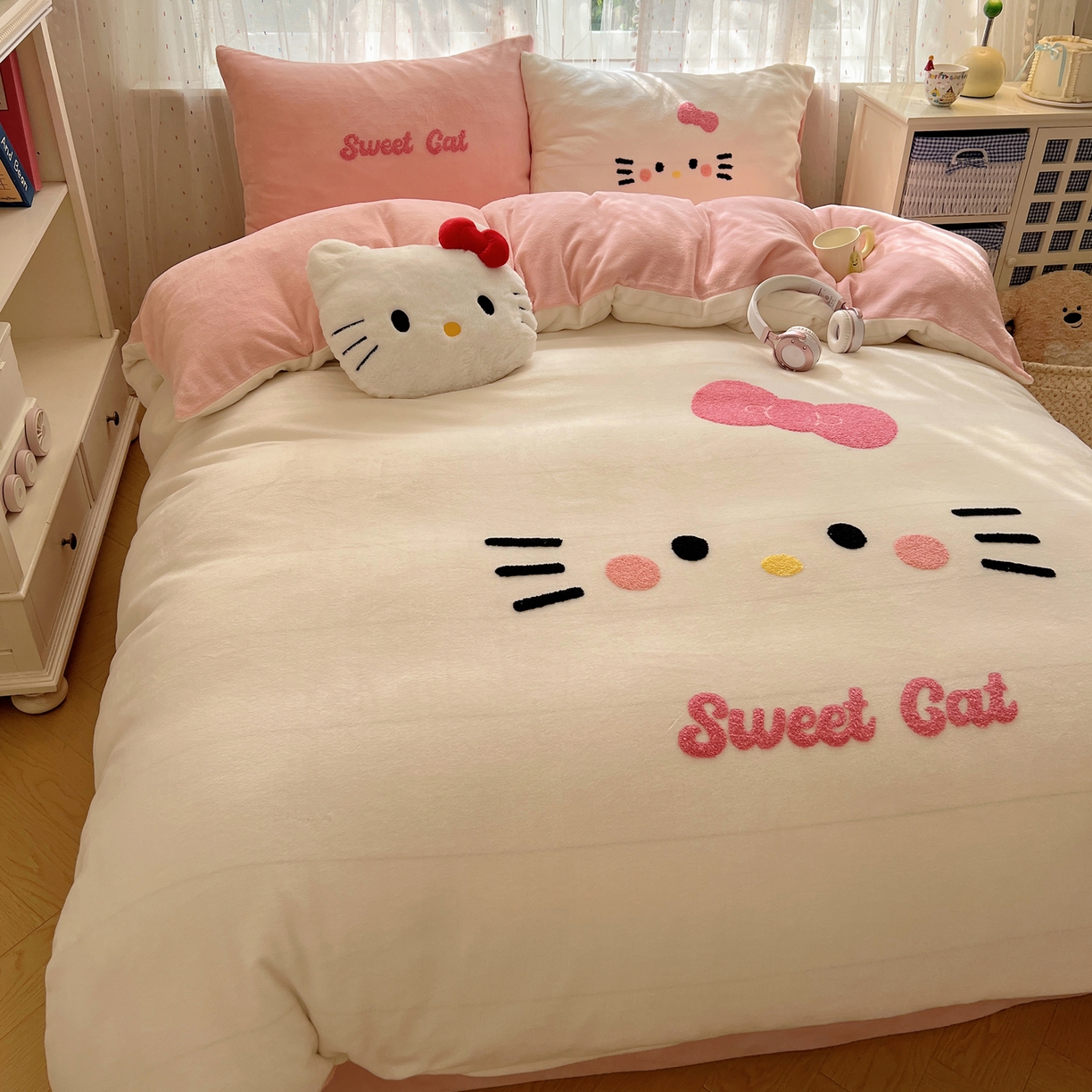 91家纺网 家纺一手货源 找家纺 顾里家纺 2025新款可爱表情包毛巾绣牛奶绒四件套 小甜猫