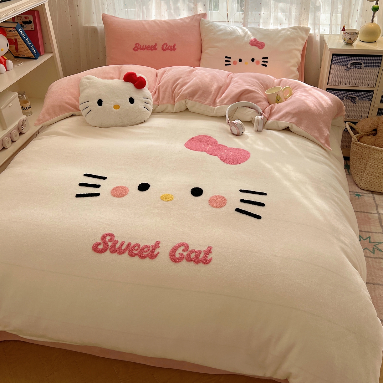 91家纺网 家纺一手货源 找家纺 顾里家纺 2025新款可爱表情包毛巾绣牛奶绒四件套 小甜猫