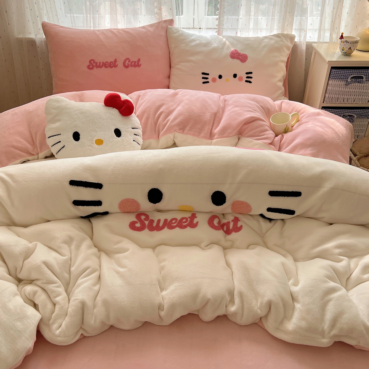 91家纺网 家纺一手货源 找家纺 顾里家纺 2025新款可爱表情包毛巾绣牛奶绒四件套 小甜猫