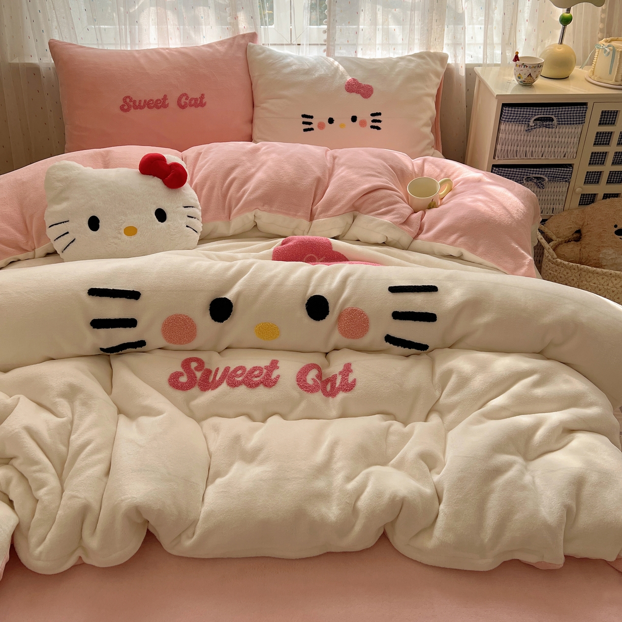 91家纺网 家纺一手货源 找家纺 顾里家纺 2025新款可爱表情包毛巾绣牛奶绒四件套 小甜猫