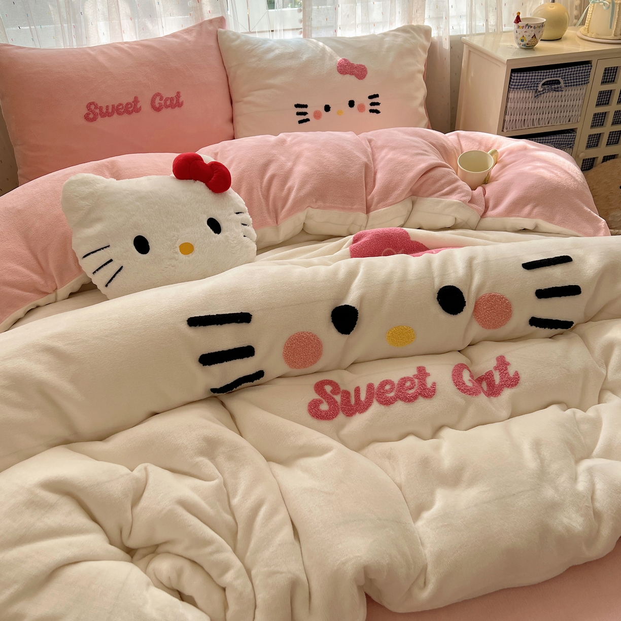 91家纺网 家纺一手货源 找家纺 顾里家纺 2025新款可爱表情包毛巾绣牛奶绒四件套 小甜猫