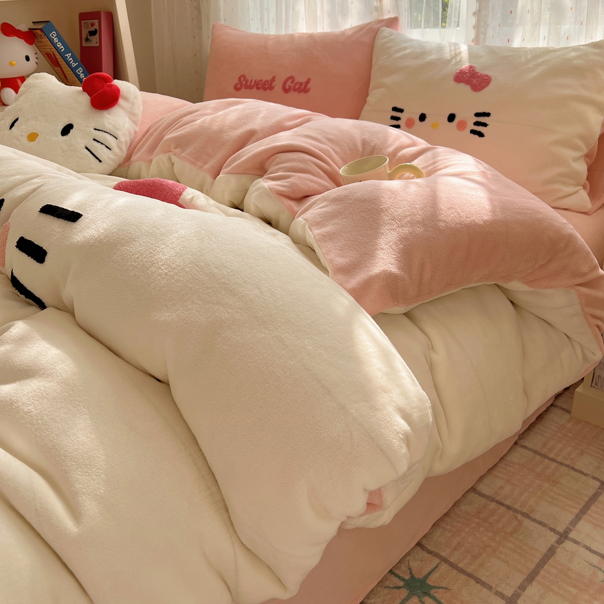 91家纺网 家纺一手货源 找家纺 顾里家纺 2025新款可爱表情包毛巾绣牛奶绒四件套 小甜猫