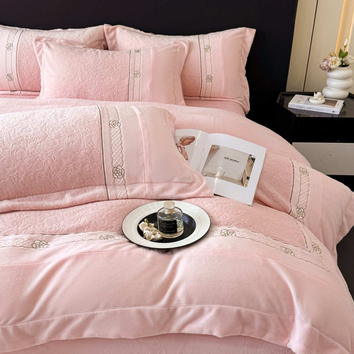 91家纺网 家纺一手货源 找家纺 （总）博纳家纺 2025新款230克雕花绒法式花边刺绣加厚牛奶绒四件套-花海 控价劵后248（严格按控价来）