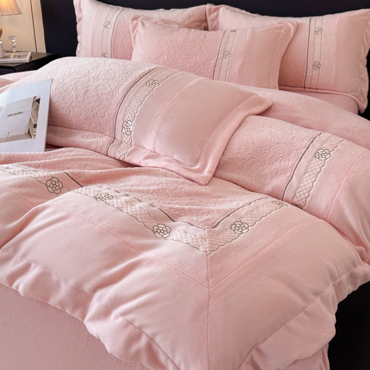 91家纺网 家纺一手货源 找家纺 博纳家纺 2025新款230克雕花绒法式花边刺绣加厚牛奶绒四件套-花海 控价劵后248（严格按控价来） 花海-粉玉