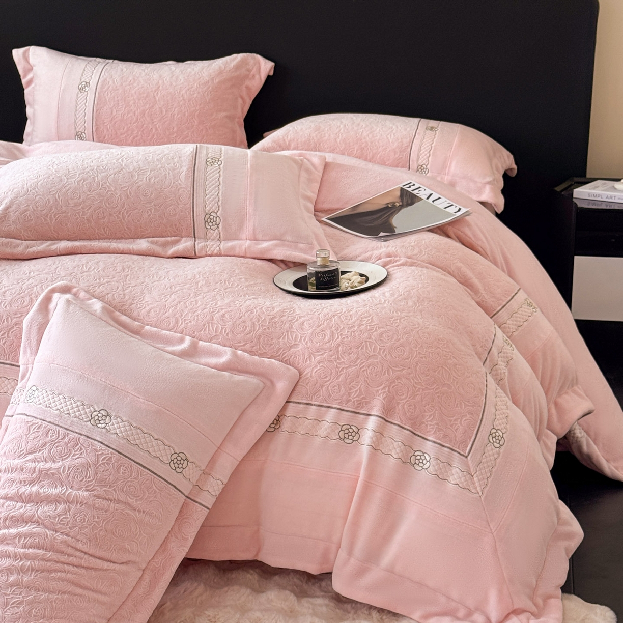 91家纺网 家纺一手货源 找家纺 博纳家纺 2025新款230克雕花绒法式花边刺绣加厚牛奶绒四件套-花海 控价劵后248（严格按控价来） 花海-粉玉