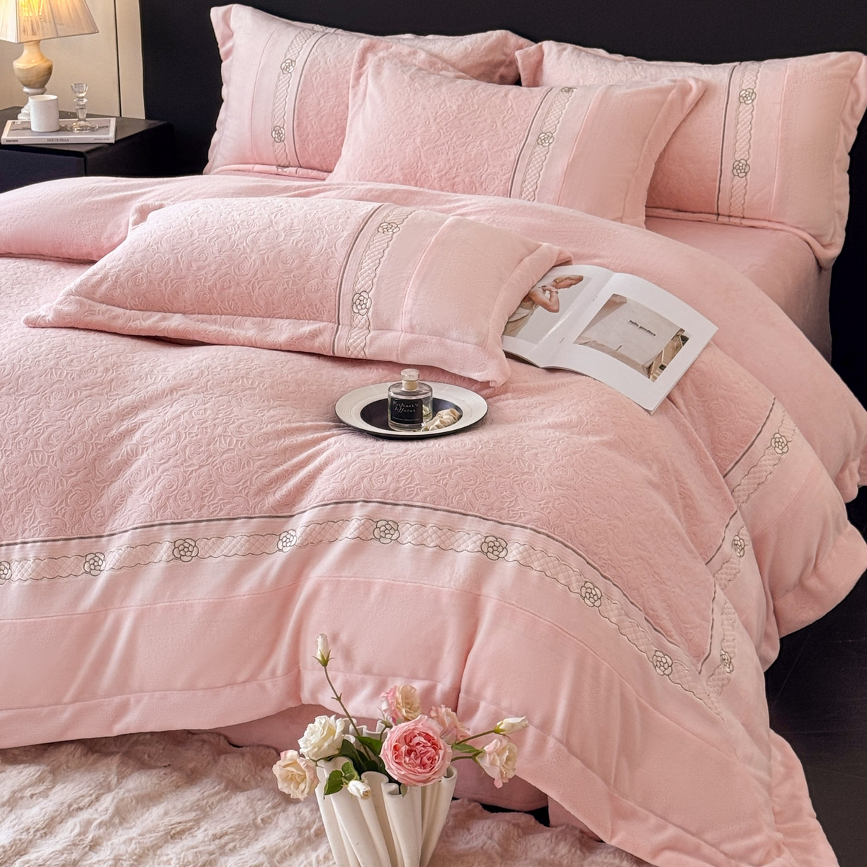 91家纺网 家纺一手货源 找家纺 （总）博纳家纺 2025新款230克雕花绒法式花边刺绣加厚牛奶绒四件套-花海 控价劵后248（严格按控价来）