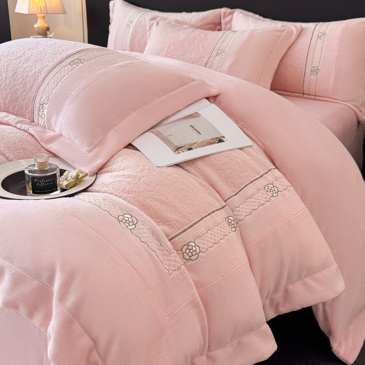 91家纺网 家纺一手货源 找家纺 博纳家纺 2025新款230克雕花绒法式花边刺绣加厚牛奶绒四件套-花海 控价劵后248（严格按控价来） 花海-粉玉