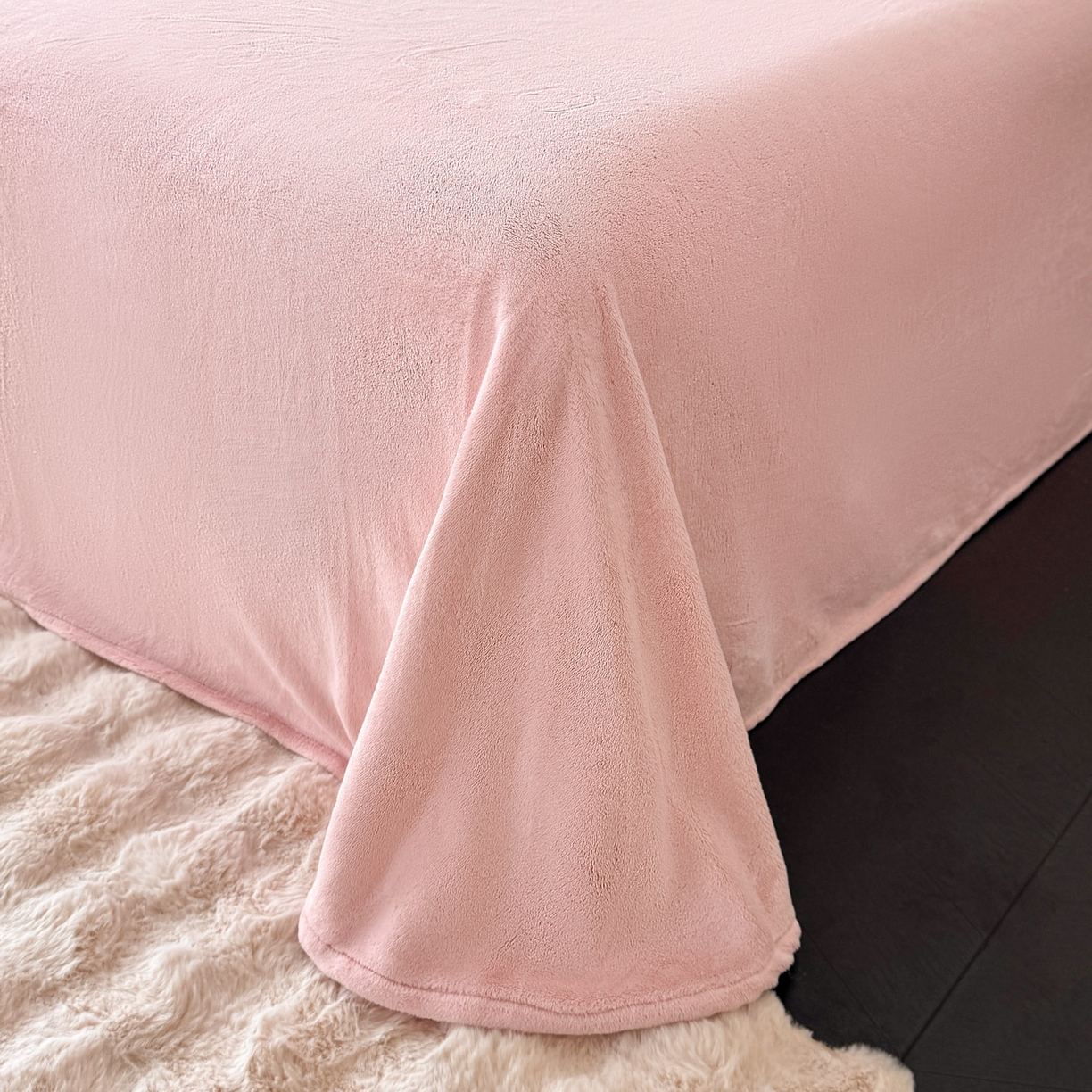 91家纺网 家纺一手货源 找家纺 博纳家纺 2025新款230克雕花绒法式花边刺绣加厚牛奶绒四件套-花海 控价劵后248（严格按控价来） 花海-粉玉