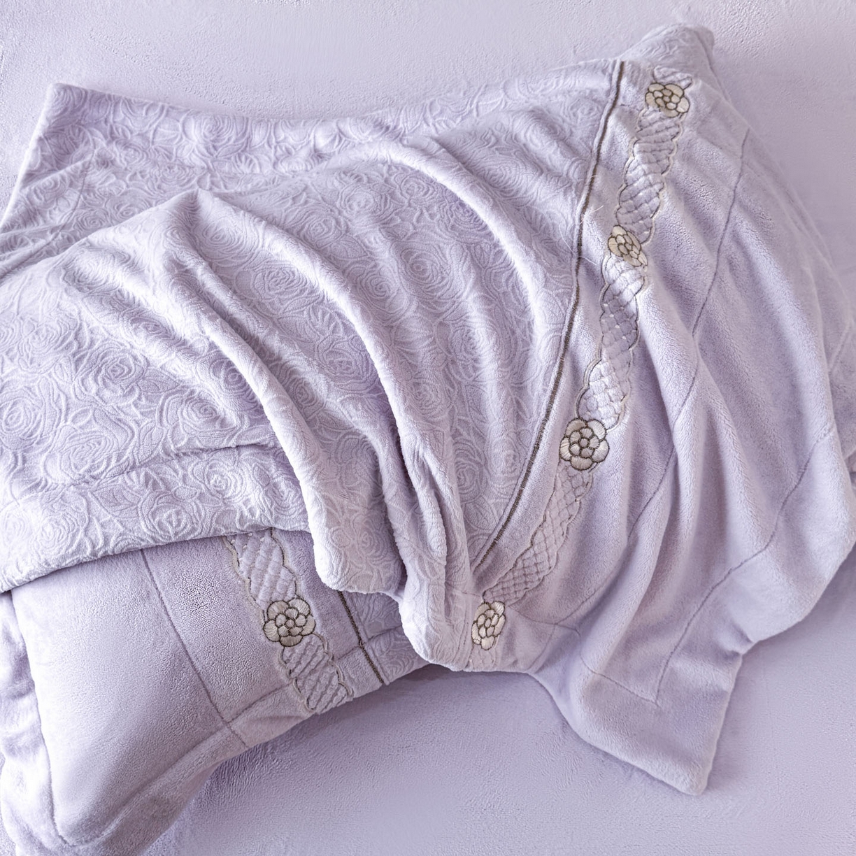 91家纺网 家纺一手货源 找家纺 博纳家纺 2025新款230克雕花绒法式花边刺绣加厚牛奶绒四件套-花海 控价劵后248（严格按控价来） 花海-浅紫