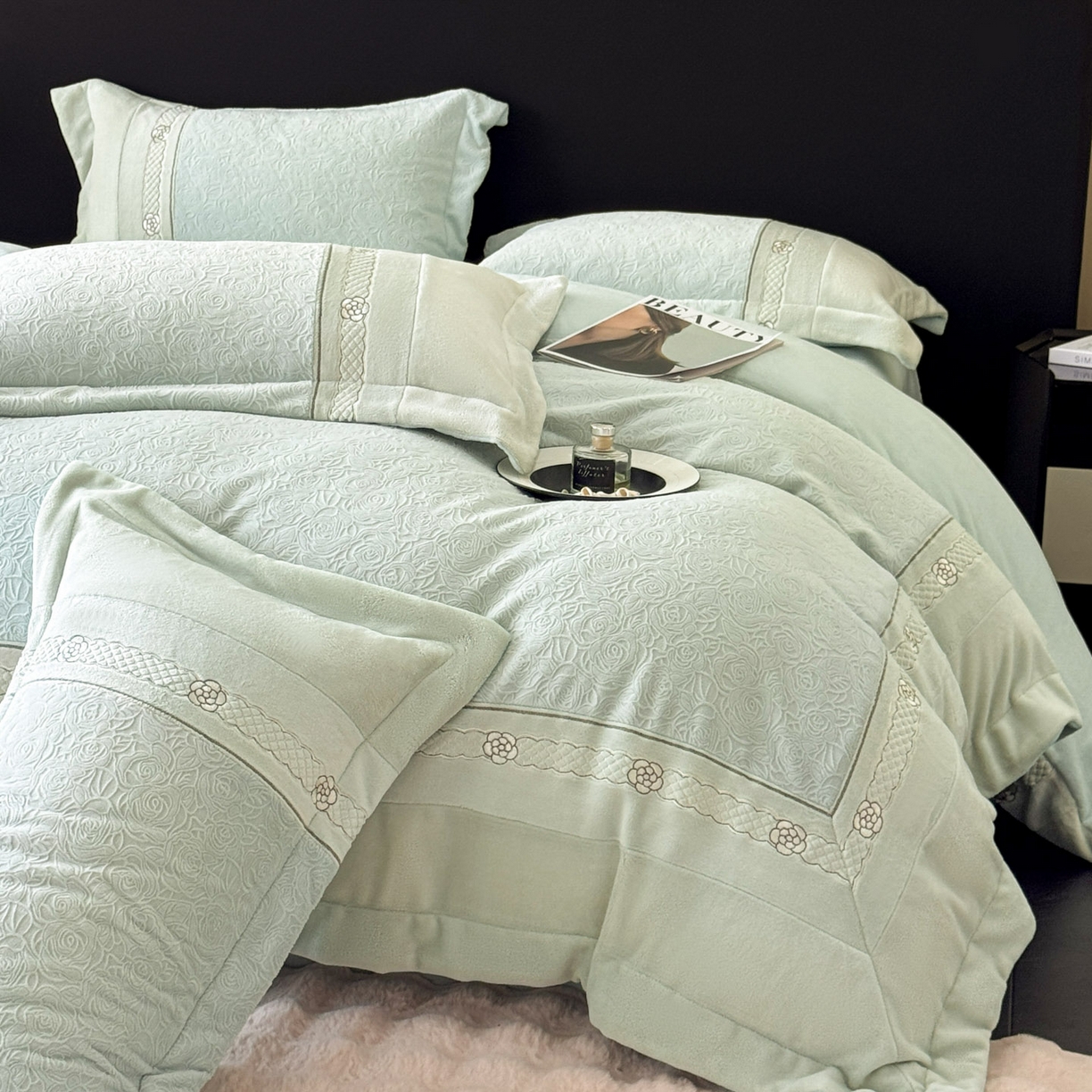 91家纺网 家纺一手货源 找家纺 博纳家纺 2025新款230克雕花绒法式花边刺绣加厚牛奶绒四件套-花海 控价劵后248（严格按控价来） 花海-优雅绿