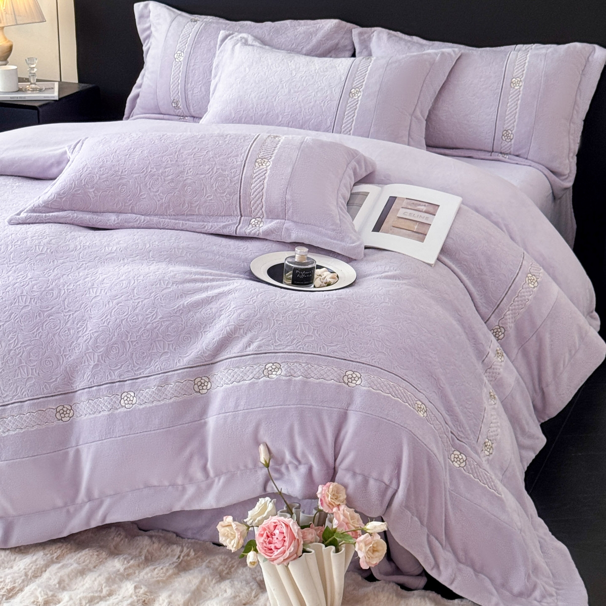 91家纺网 家纺一手货源 找家纺 博纳家纺 2025新款230克雕花绒法式花边刺绣加厚牛奶绒四件套-花海 控价劵后248（严格按控价来） 花海-浅紫