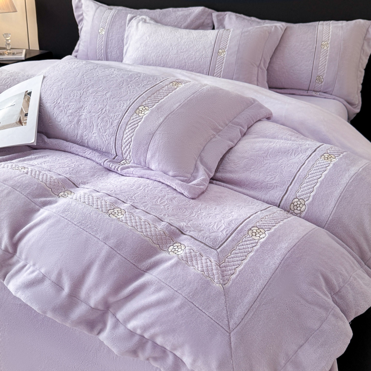 91家纺网 家纺一手货源 找家纺 博纳家纺 2025新款230克雕花绒法式花边刺绣加厚牛奶绒四件套-花海 控价劵后248（严格按控价来） 花海-浅紫
