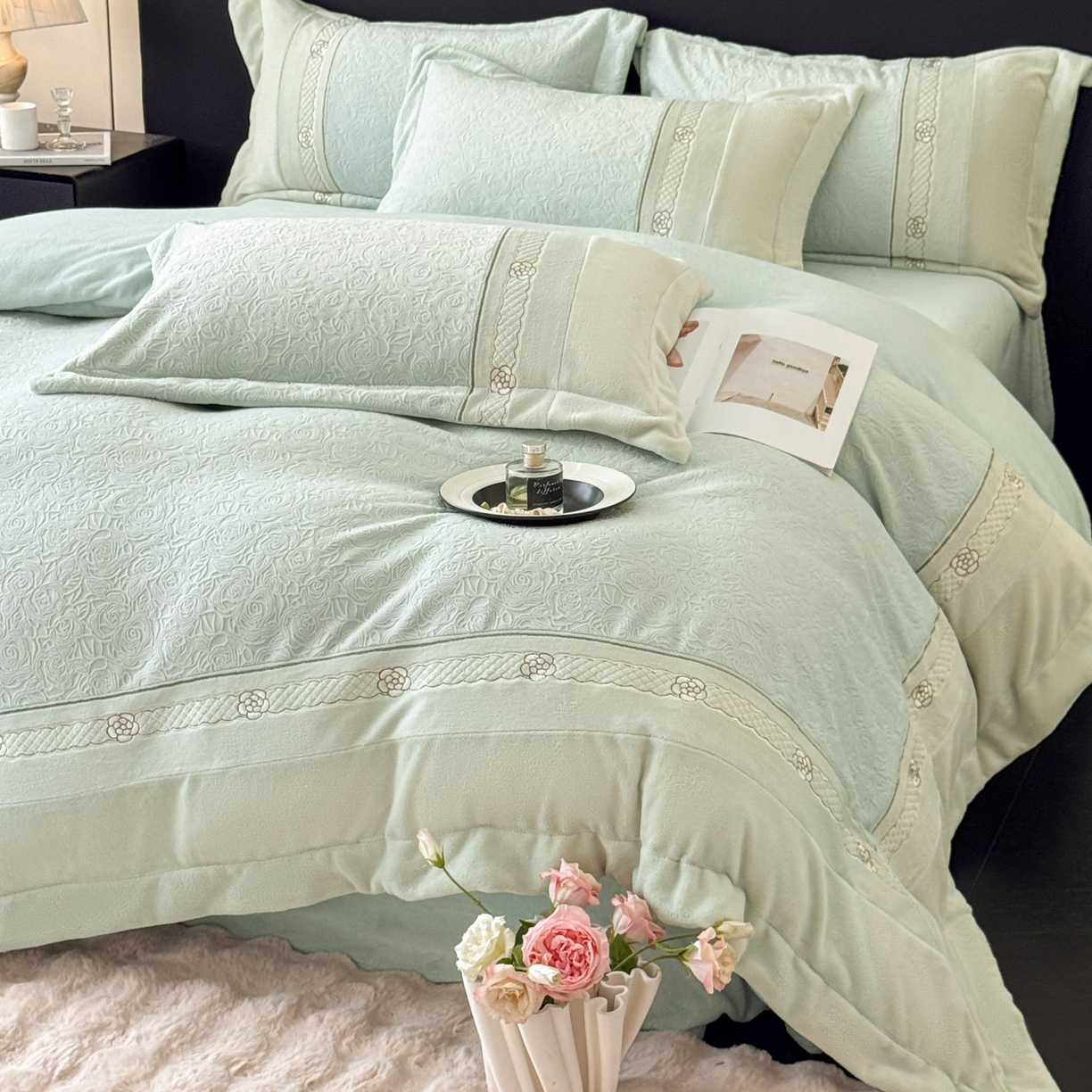 91家纺网 家纺一手货源 找家纺 博纳家纺 2025新款230克雕花绒法式花边刺绣加厚牛奶绒四件套-花海 控价劵后248（严格按控价来） 花海-优雅绿