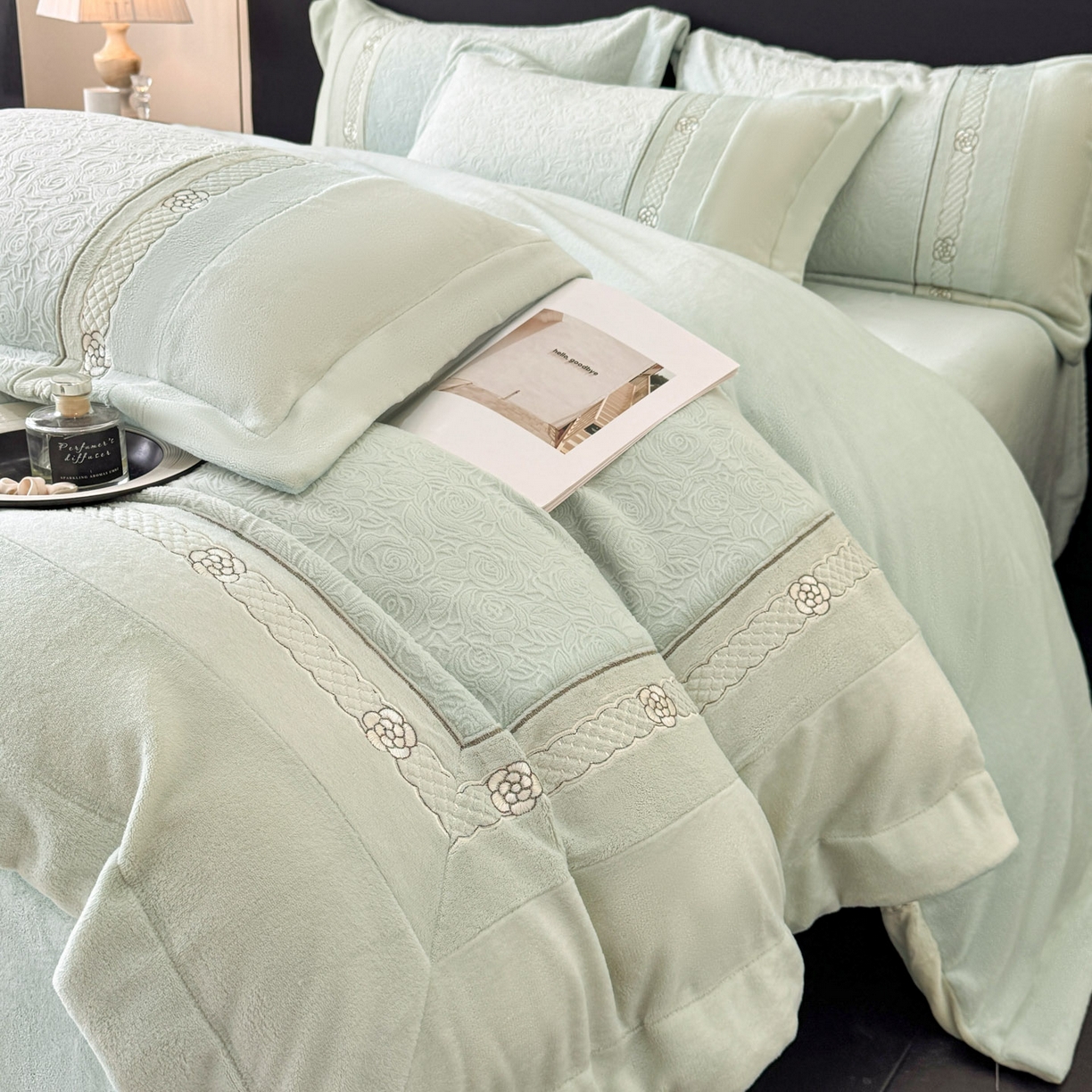 91家纺网 家纺一手货源 找家纺 博纳家纺 2025新款230克雕花绒法式花边刺绣加厚牛奶绒四件套-花海 控价劵后248（严格按控价来） 花海-优雅绿