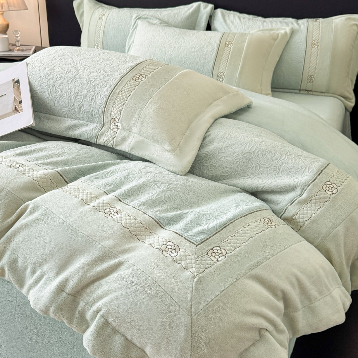 91家纺网 家纺一手货源 找家纺 博纳家纺 2025新款230克雕花绒法式花边刺绣加厚牛奶绒四件套-花海 控价劵后248（严格按控价来） 花海-优雅绿