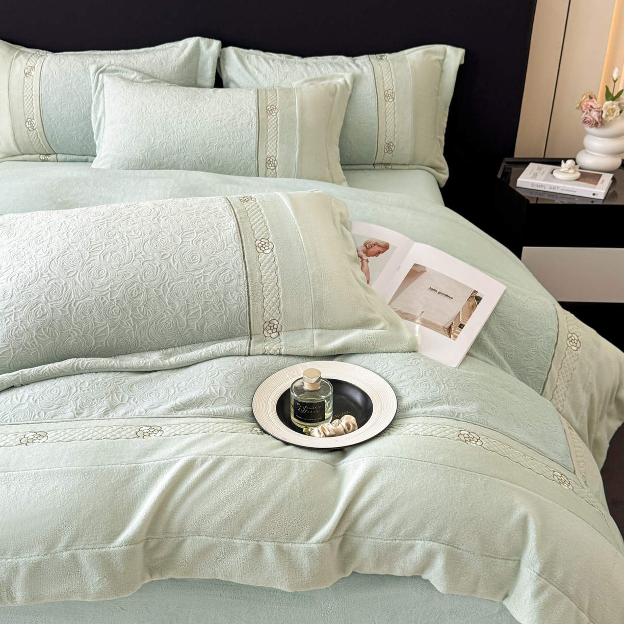 91家纺网 家纺一手货源 找家纺 博纳家纺 2025新款230克雕花绒法式花边刺绣加厚牛奶绒四件套-花海 控价劵后248（严格按控价来） 花海-优雅绿