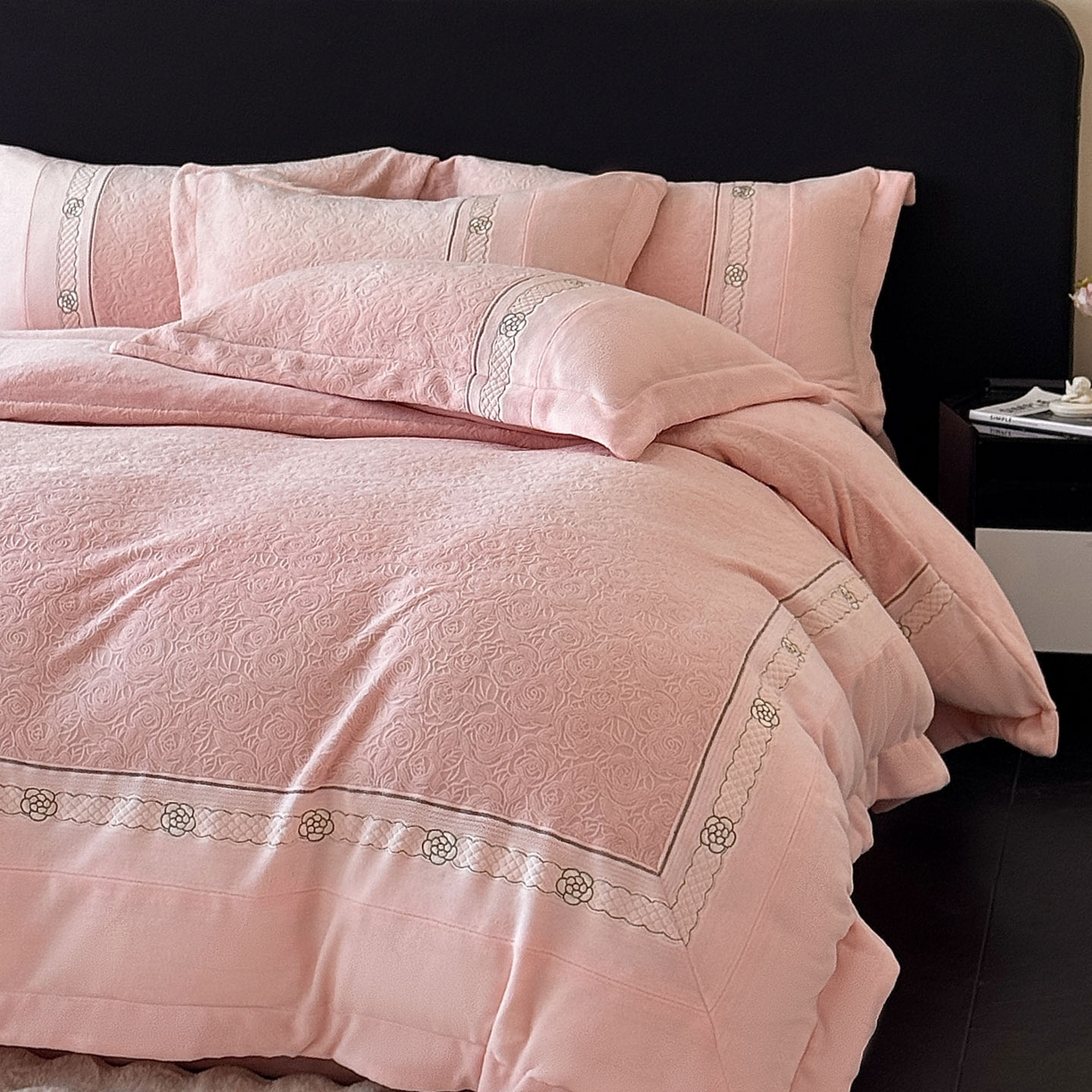 91家纺网 家纺一手货源 找家纺 博纳家纺 2025新款230克雕花绒法式花边刺绣加厚牛奶绒四件套-花海 控价劵后248（严格按控价来） 花海-粉玉