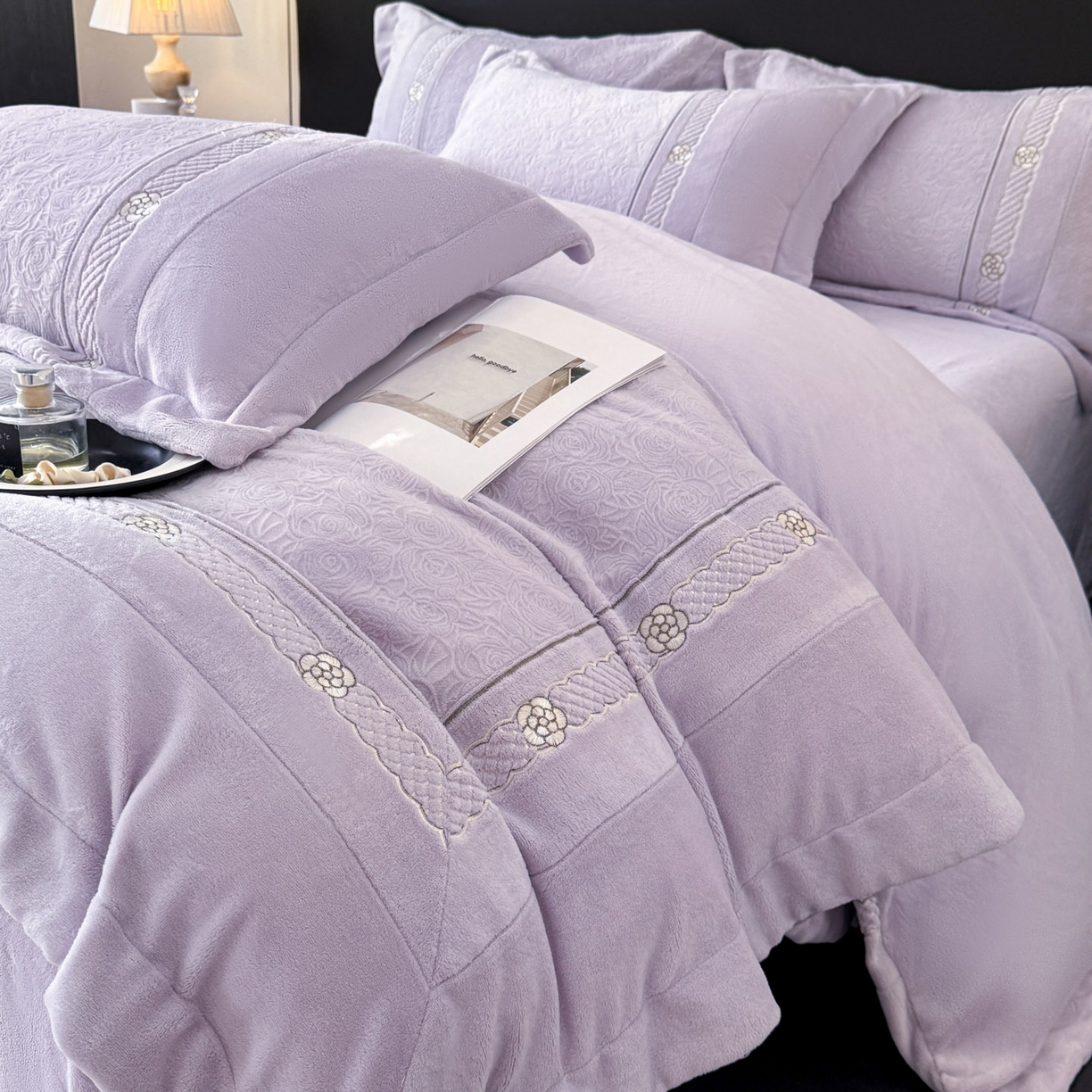 91家纺网 家纺一手货源 找家纺 博纳家纺 2025新款230克雕花绒法式花边刺绣加厚牛奶绒四件套-花海 控价劵后248（严格按控价来） 花海-浅紫