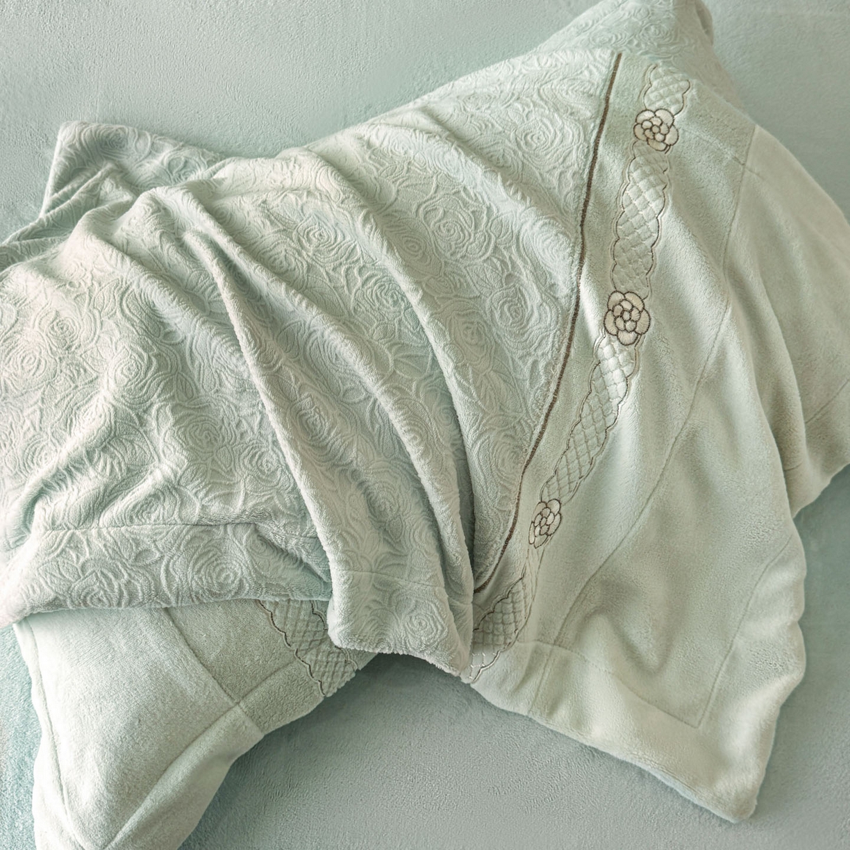 91家纺网 家纺一手货源 找家纺 博纳家纺 2025新款230克雕花绒法式花边刺绣加厚牛奶绒四件套-花海 控价劵后248（严格按控价来） 花海-优雅绿