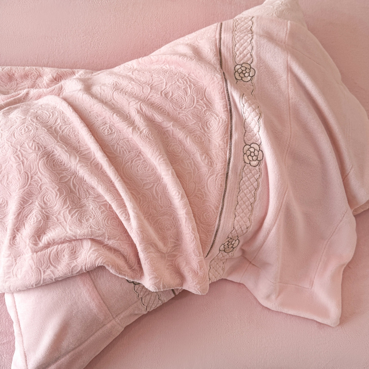 91家纺网 家纺一手货源 找家纺 博纳家纺 2025新款230克雕花绒法式花边刺绣加厚牛奶绒四件套-花海 控价劵后248（严格按控价来） 花海-粉玉