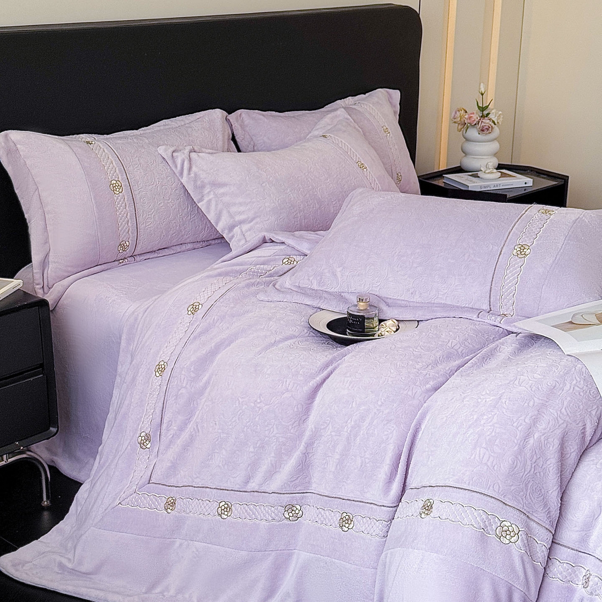 91家纺网 家纺一手货源 找家纺 博纳家纺 2025新款230克雕花绒法式花边刺绣加厚牛奶绒四件套-花海 控价劵后248（严格按控价来） 花海-浅紫