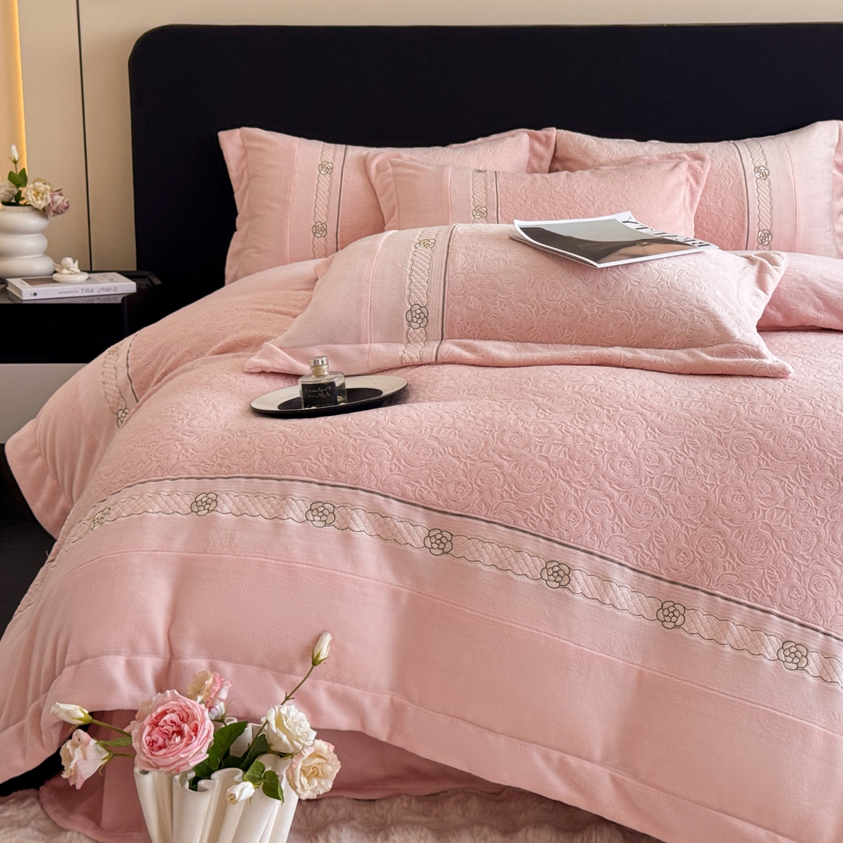 91家纺网 家纺一手货源 找家纺 博纳家纺 2025新款230克雕花绒法式花边刺绣加厚牛奶绒四件套-花海 控价劵后248（严格按控价来） 花海-粉玉