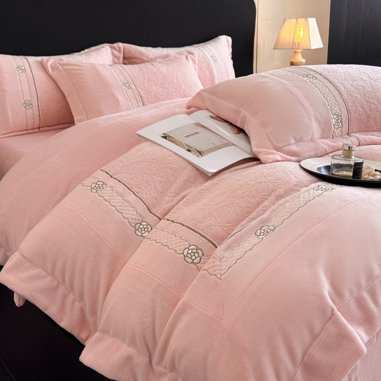 91家纺网 家纺一手货源 找家纺 （总）博纳家纺 2025新款230克雕花绒法式花边刺绣加厚牛奶绒四件套-花海 控价劵后248（严格按控价来）