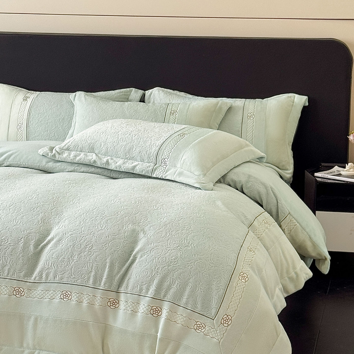 91家纺网 家纺一手货源 找家纺 博纳家纺 2025新款230克雕花绒法式花边刺绣加厚牛奶绒四件套-花海 控价劵后248（严格按控价来） 花海-优雅绿