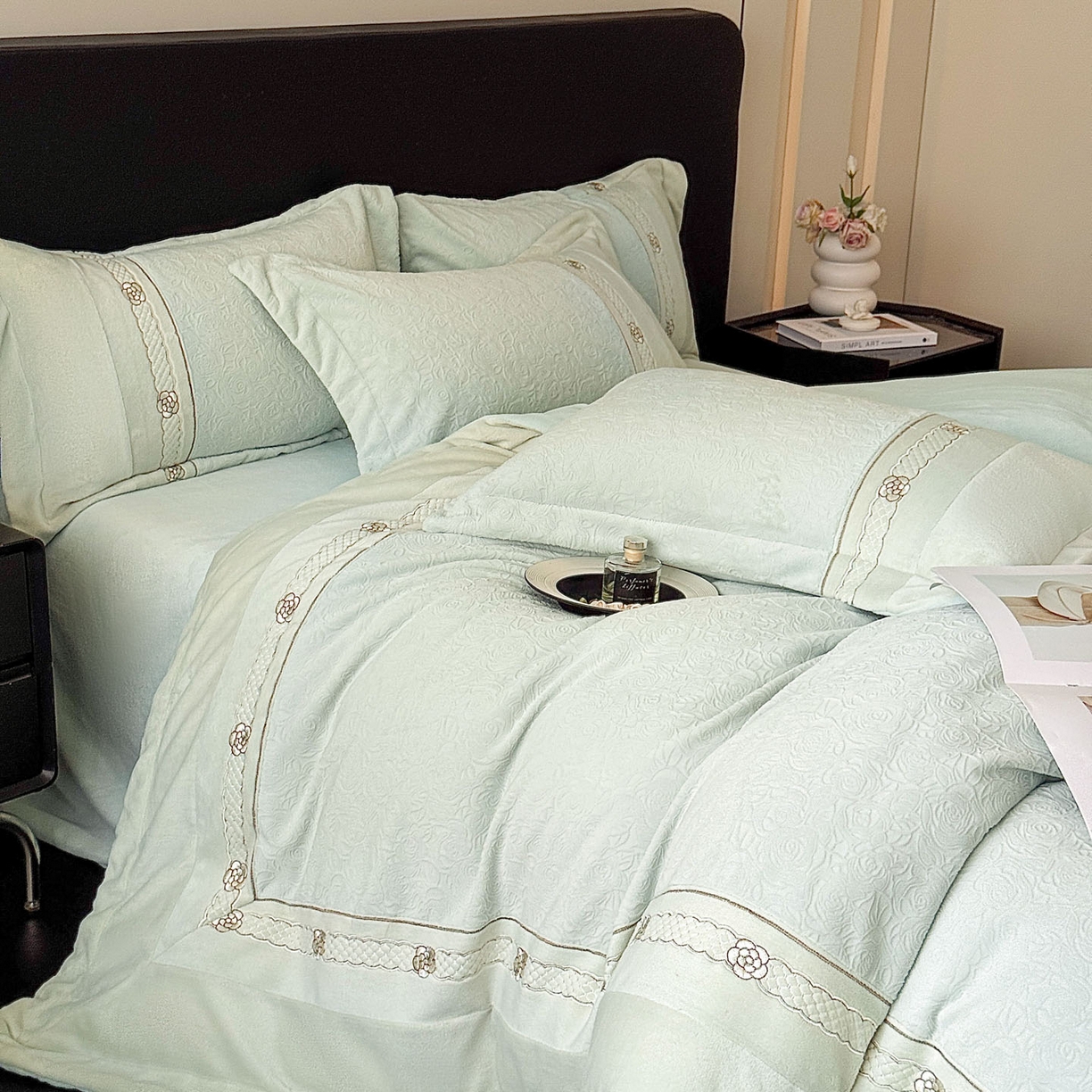 91家纺网 家纺一手货源 找家纺 博纳家纺 2025新款230克雕花绒法式花边刺绣加厚牛奶绒四件套-花海 控价劵后248（严格按控价来） 花海-优雅绿