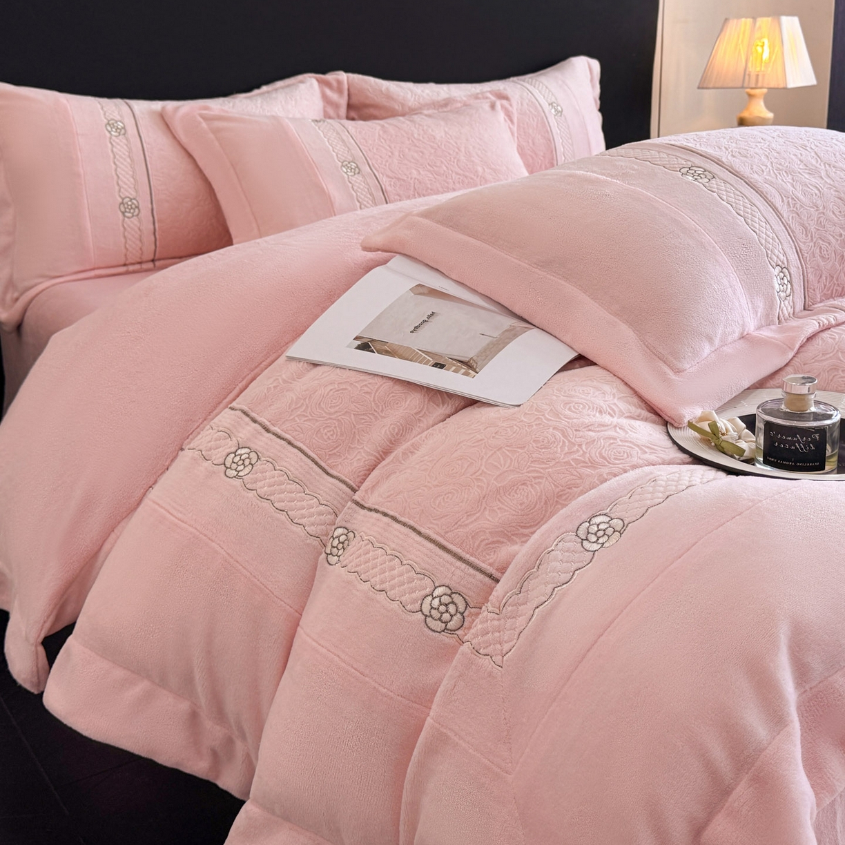 91家纺网 家纺一手货源 找家纺 （总）博纳家纺 2025新款230克雕花绒法式花边刺绣加厚牛奶绒四件套-花海 控价劵后248（严格按控价来）