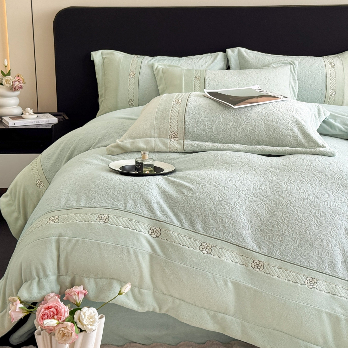 91家纺网 家纺一手货源 找家纺 博纳家纺 2025新款230克雕花绒法式花边刺绣加厚牛奶绒四件套-花海 控价劵后248（严格按控价来） 花海-优雅绿