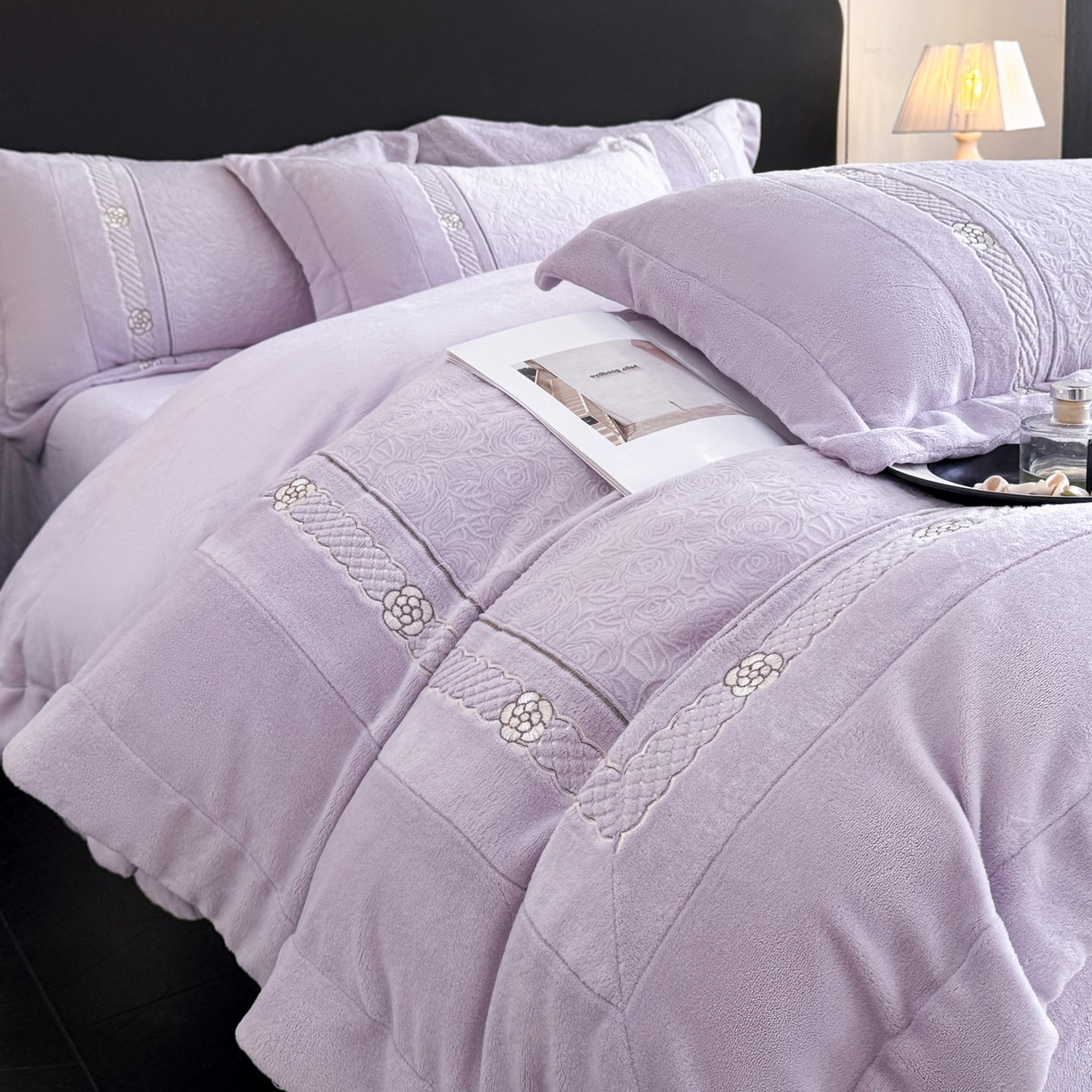 91家纺网 家纺一手货源 找家纺 博纳家纺 2025新款230克雕花绒法式花边刺绣加厚牛奶绒四件套-花海 控价劵后248（严格按控价来） 花海-浅紫