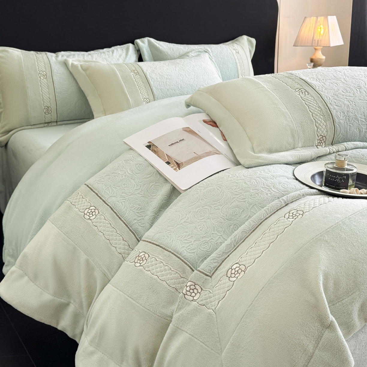 91家纺网 家纺一手货源 找家纺 博纳家纺 2025新款230克雕花绒法式花边刺绣加厚牛奶绒四件套-花海 控价劵后248（严格按控价来） 花海-优雅绿