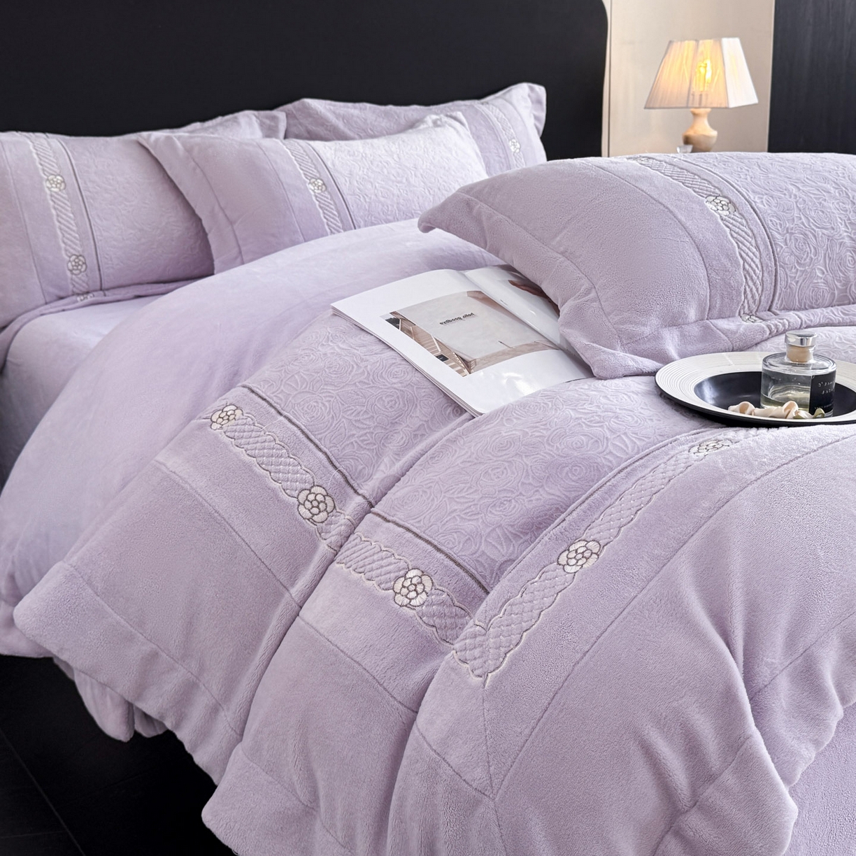 91家纺网 家纺一手货源 找家纺 博纳家纺 2025新款230克雕花绒法式花边刺绣加厚牛奶绒四件套-花海 控价劵后248（严格按控价来） 花海-浅紫