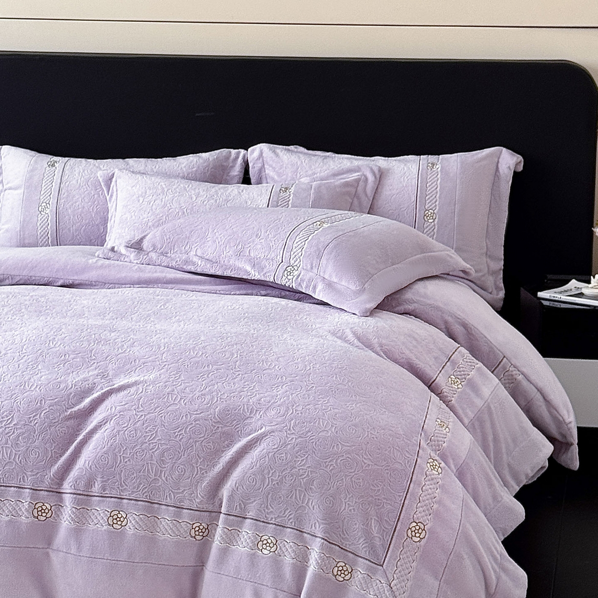 91家纺网 家纺一手货源 找家纺 博纳家纺 2025新款230克雕花绒法式花边刺绣加厚牛奶绒四件套-花海 控价劵后248（严格按控价来） 花海-浅紫