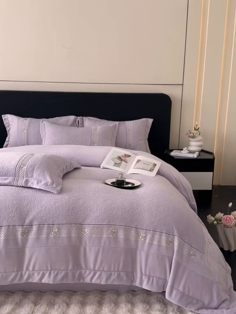 91家纺网 家纺一手货源 找家纺 博纳家纺 2025新款230克雕花绒法式花边刺绣加厚牛奶绒四件套-花海 控价劵后248（严格按控价来） 花海-浅紫