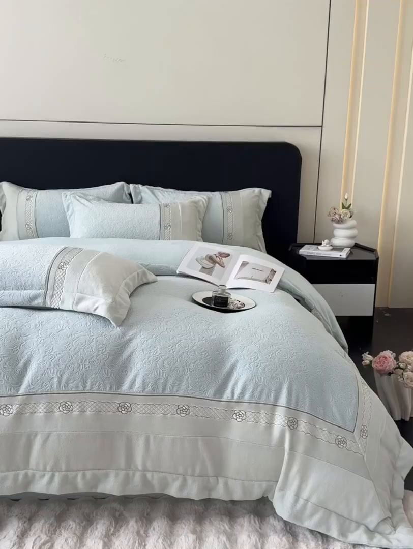 91家纺网 家纺一手货源 找家纺 博纳家纺 2025新款230克雕花绒法式花边刺绣加厚牛奶绒四件套-花海 控价劵后248（严格按控价来） 花海-优雅绿