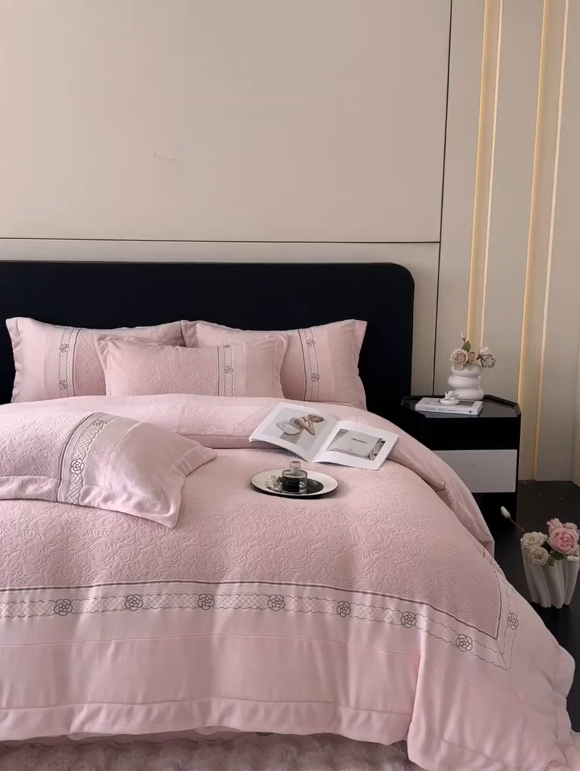 91家纺网 家纺一手货源 找家纺 博纳家纺 2025新款230克雕花绒法式花边刺绣加厚牛奶绒四件套-花海 控价劵后248（严格按控价来） 花海-粉玉