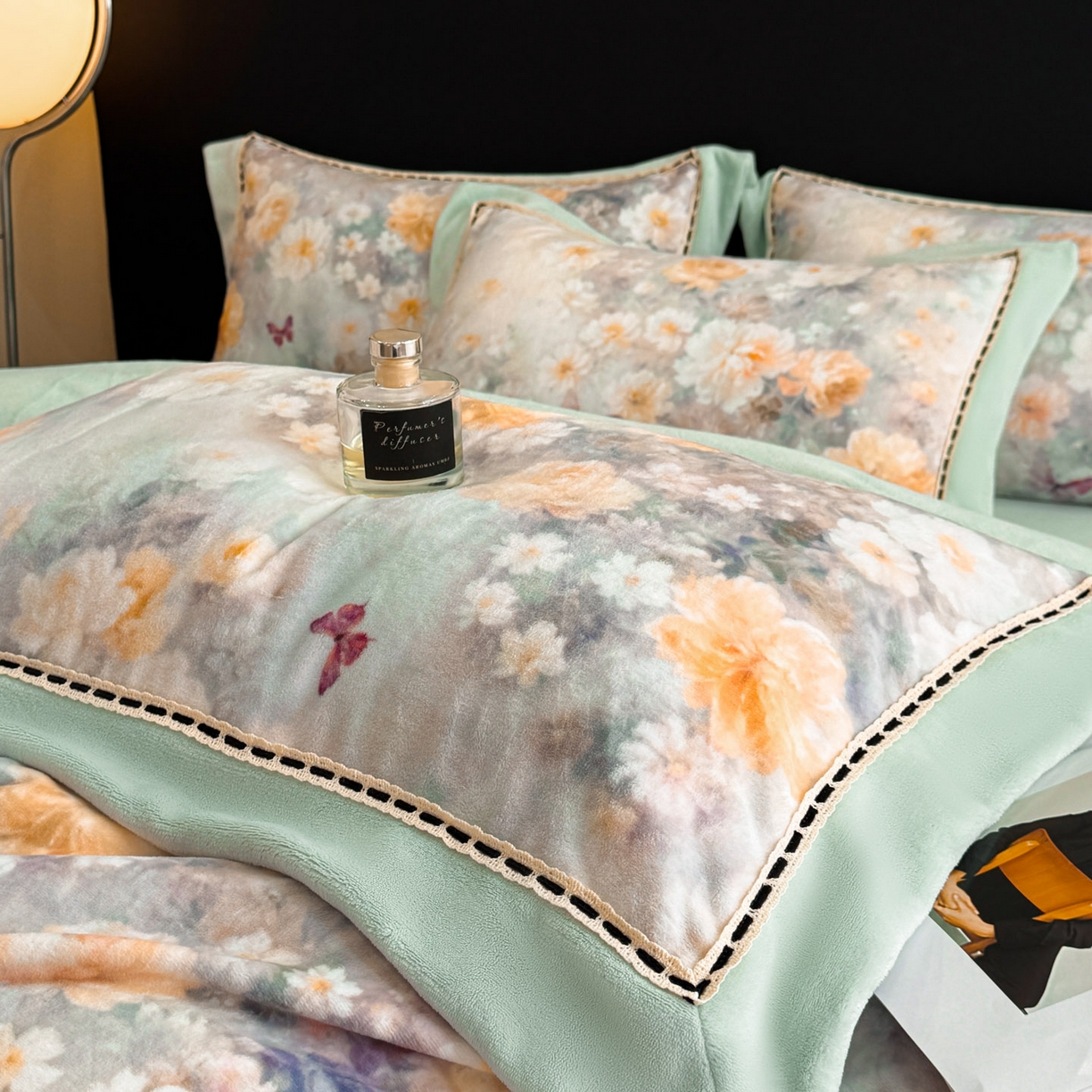 91家纺网 家纺一手货源 找家纺 （总）博纳家纺 2025新款宽边高级简奢全消光牛奶绒数码印花镂空嵌绳四件套-达琳 控价劵后248（严格按控价来）